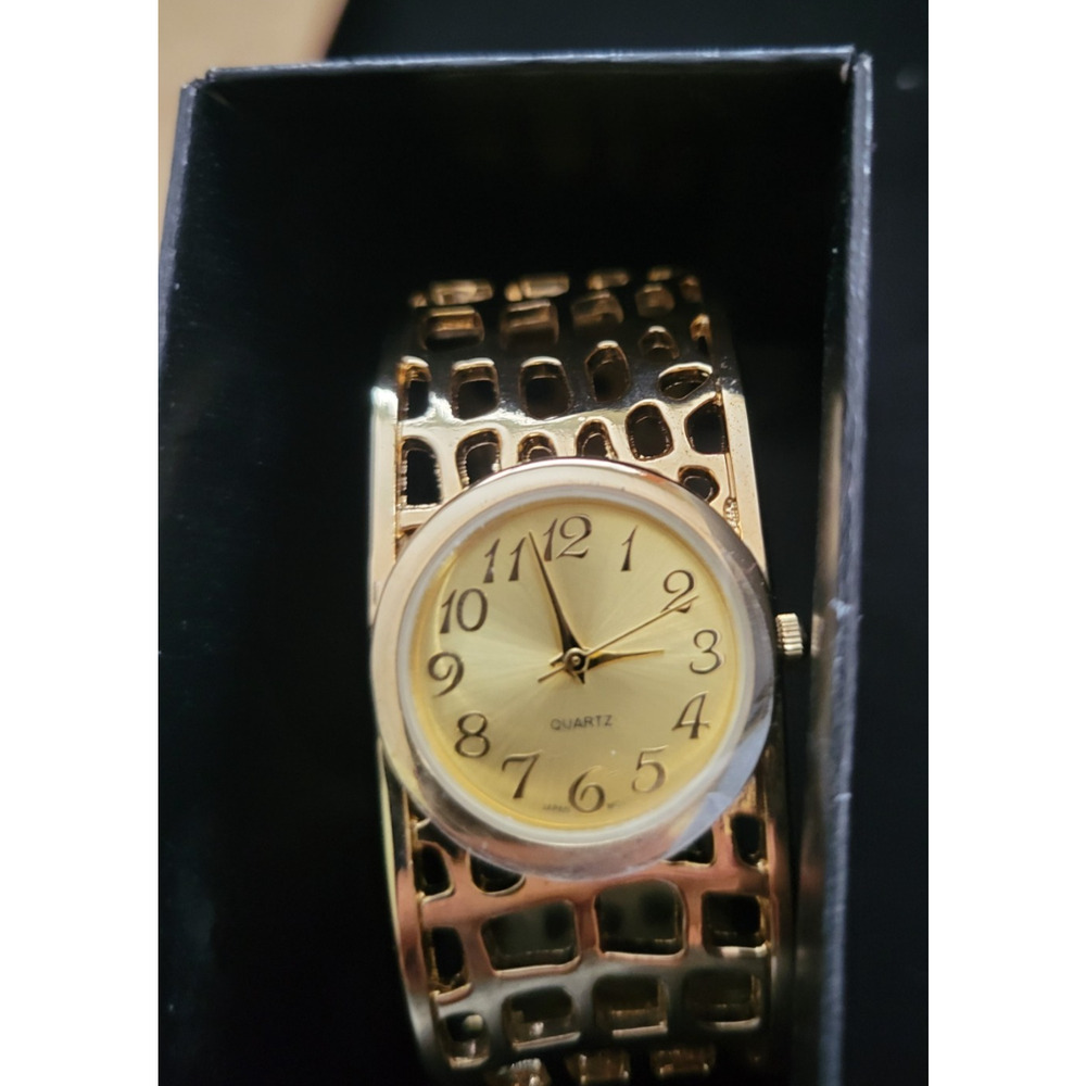NOS Vintage AVON Silvertone Hinged Ladies Cuff Bracelet Watch - Picture 3 of 5